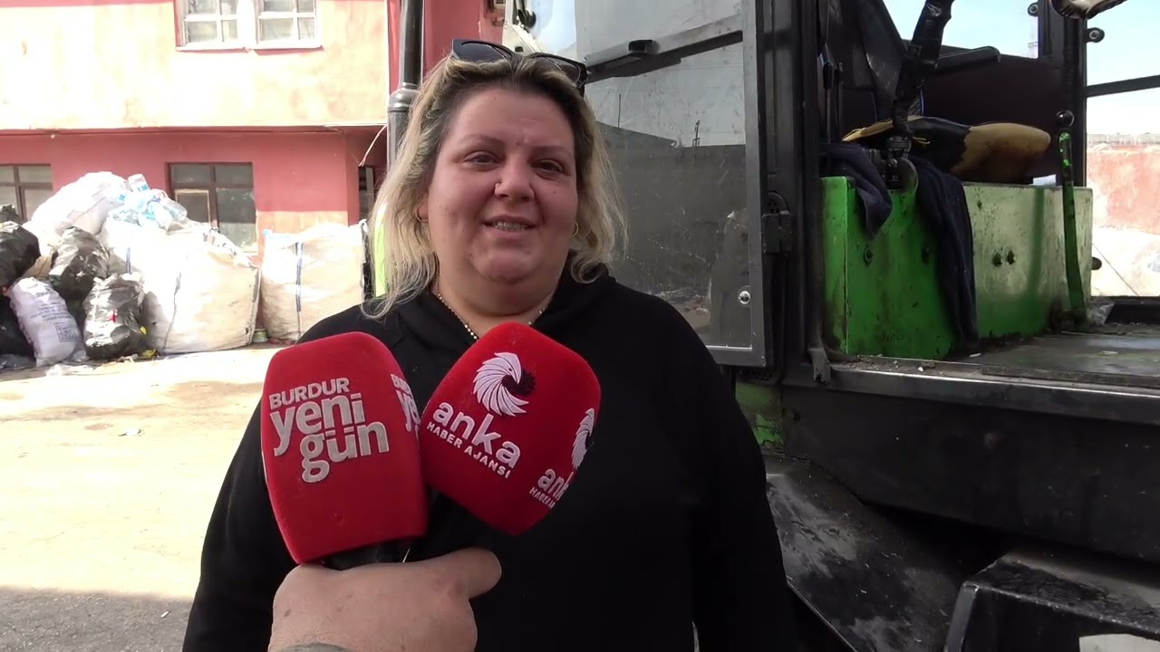 Burdur’un Tek Kadın Kepçe Operatörü: Tozlu Sahaların Sultanı