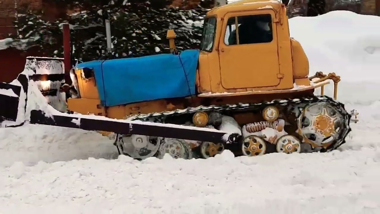 ДТ-75 🚜- - - ОН  СПРАВИЛСЯ!!! 🚜👍наш трудяга))) грандиозная уборка снега в поселке)))❄️❄️❄️
