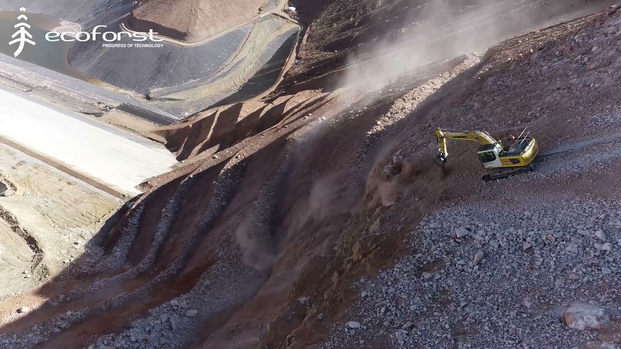 T-WINCH 30.2 tethering a Liebherr excavator in Chile