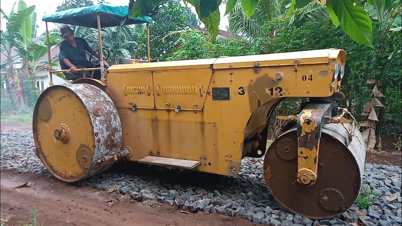 Slender Aspal Besar (stoom walls) meratakan batu jalan desa