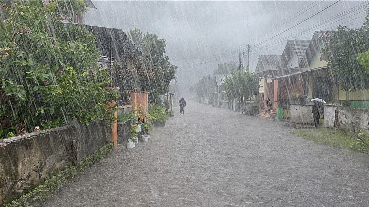 Самый сильный и безумный ливень в истории деревни, сильный ветер и молнии.