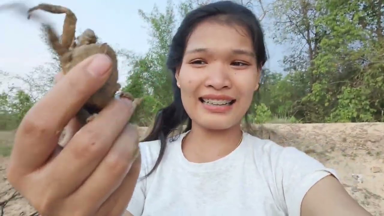 อลิสา ให้ ยูทูบเบอร์ ลาว หว่านแห หาปลาให้กิน ช่วงที่กลับบ้าน🇱🇦🤍🇹🇭🐟🦀