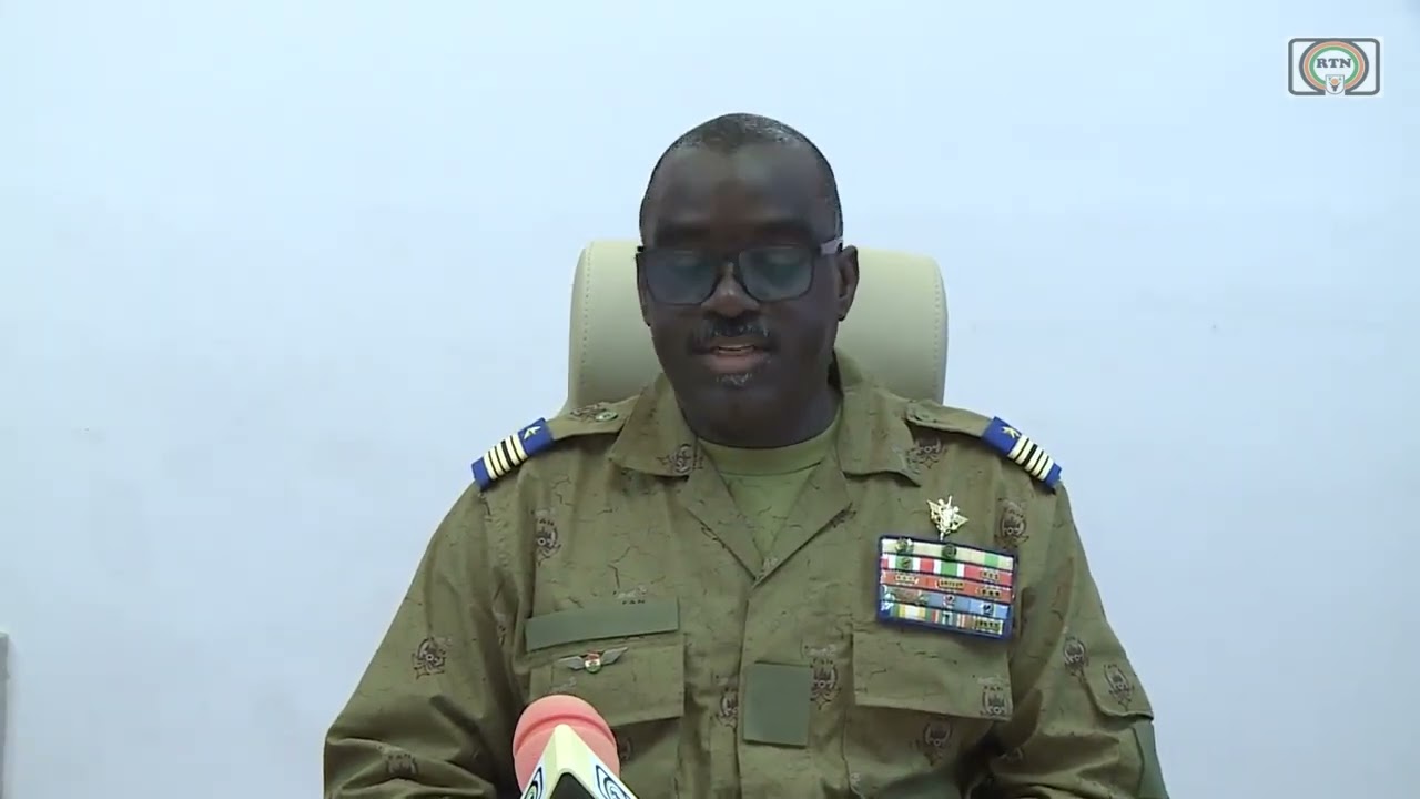 5 décrets Nomination du SG du Ministères de la Défense Nationale, du Chef d'Etat Major des Armées.
