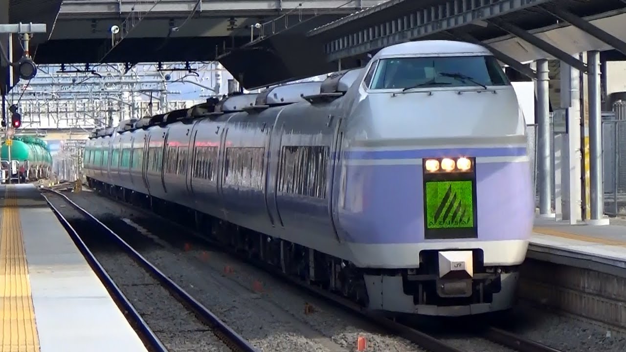 速い！竜王駅を通過するスーパーあずさ
