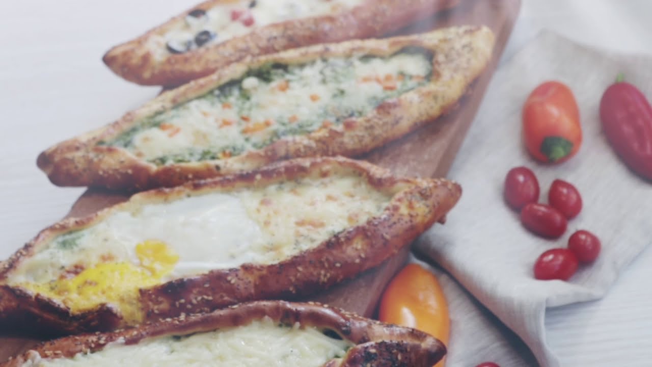 reccette Peynirli pide  أو البيتزا التركية بعجينة سهلة وبحشوات مختلفة