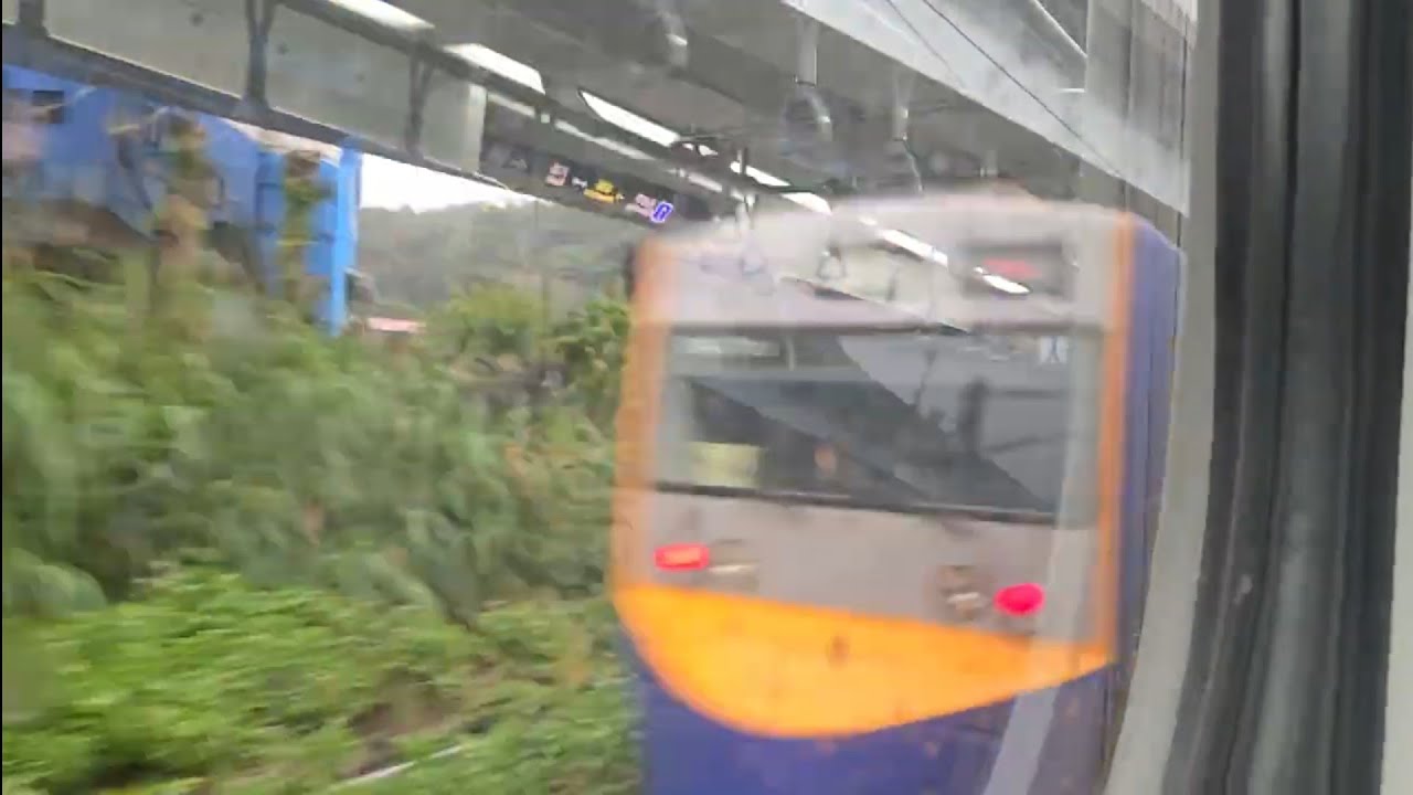 4208次樹林發車經由宜蘭線開往蘇澳的EMU700型八輛二編組EMU721+EMU722阿福號區間車，和1208次苗栗發車經由山線開往基隆的銀綠色微笑號EMU900型十輛一編組EMU920區間車