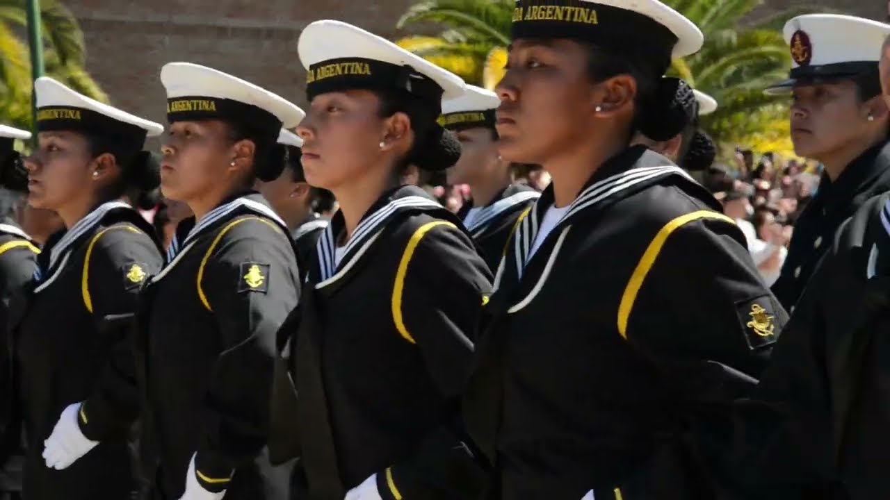 Entrega de uniformes y jura de la bandera en la Escuela de Suboficiales de la Armada.