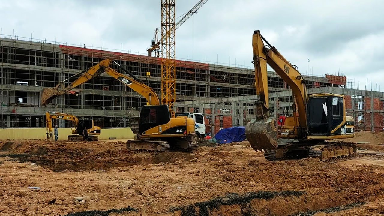 Insane Excavator Skills &ndash; Dirt Loaded in Seconds!