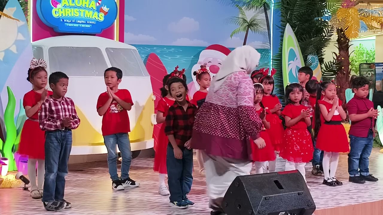 Joget Jingle Bells dede EL dan teman-teman. 