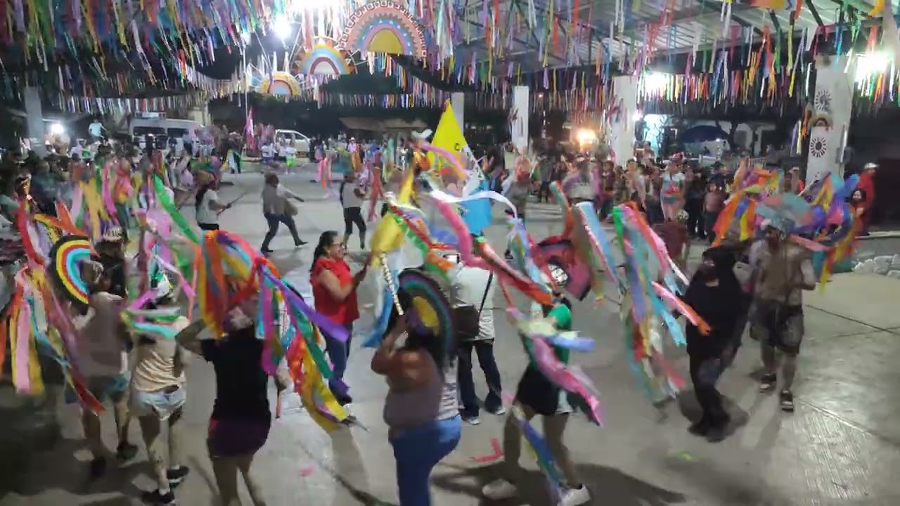Comparsa de mecos y mecas de Chapopote en su carnaval 2026