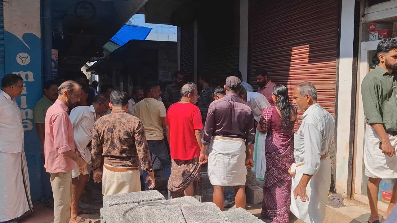 വില്ല്യാപ്പള്ളിയിൽ സ്ഥാപനങ്ങളിലെ ശുചിമുറി മാലിന്യം ഓടയിലേക്ക് ഒഴുക്കി; പ്രതിഷേധവുമായി നാട്ടുകാർ