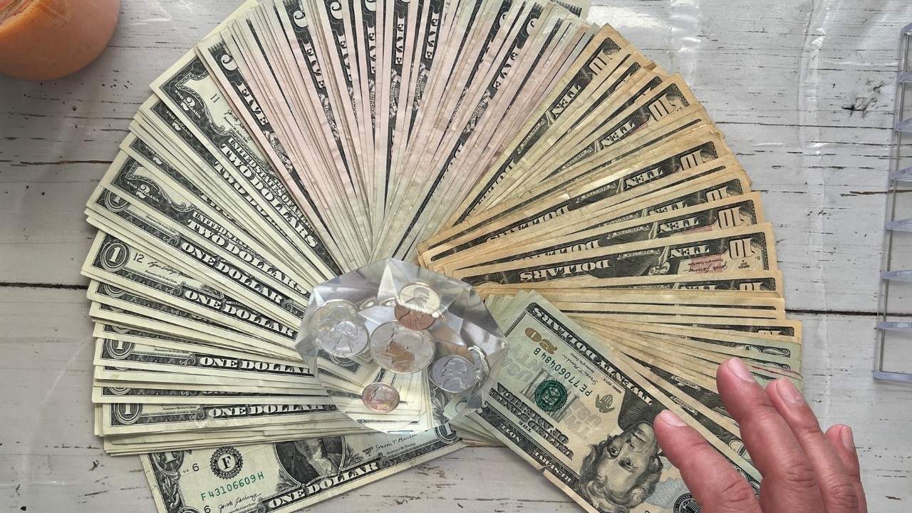 Condensación de billetes | Casi $1000 en total