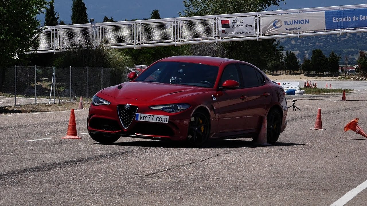 Alfa Romeo Giulia Quadrifoglio 2016 - Maniobra de esquiva (moose test) y eslalon | km77.com