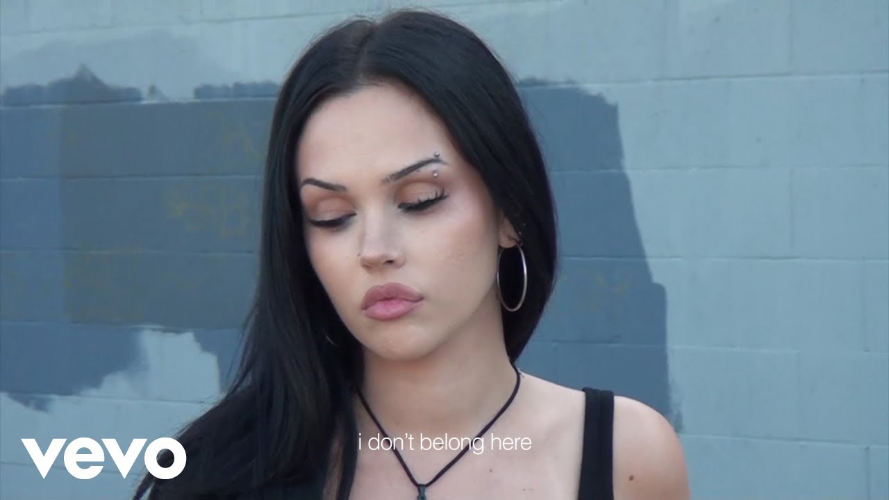 Maggie Lindemann - i don't belong here (Official Lyric Video)