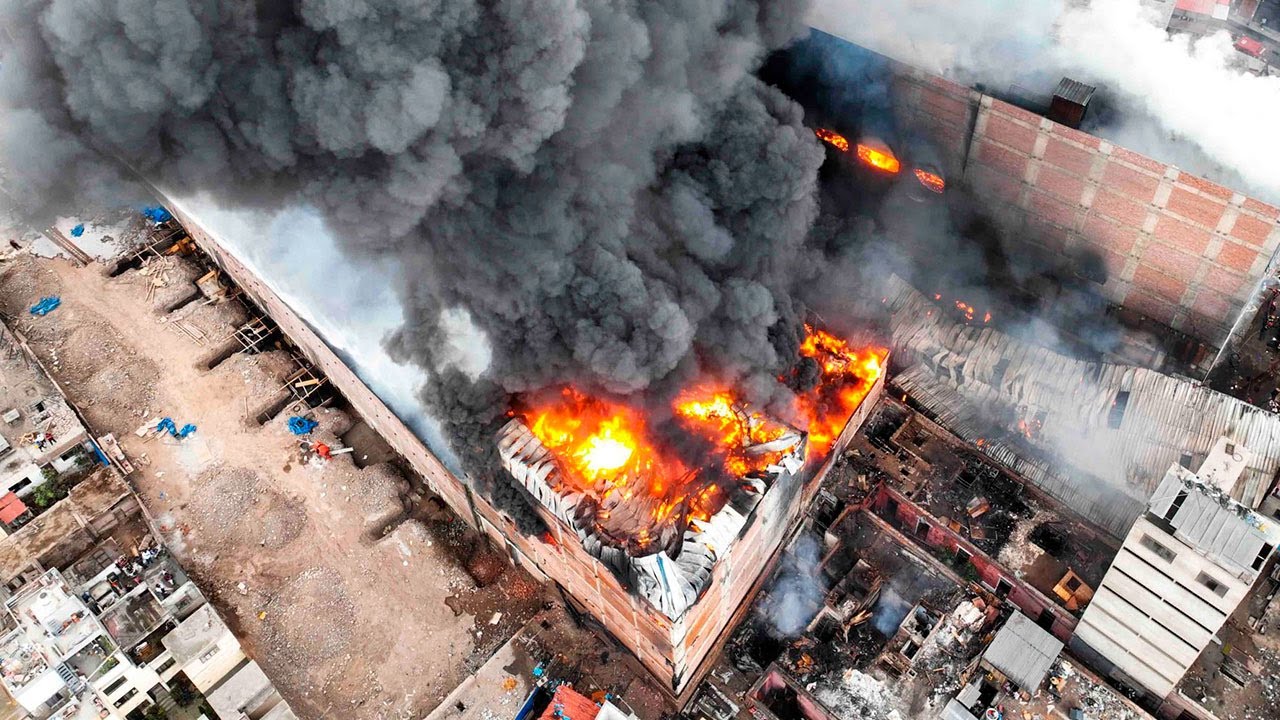 Incendio  en jr. Cangallo: bomberos luchan para extinguir el fuego