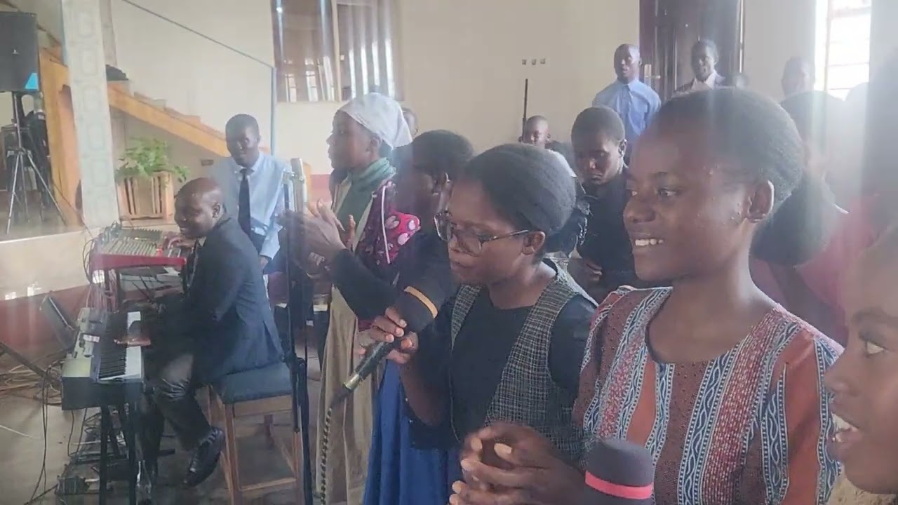 Paulo na sailasi anapemphera chautaqua youths
