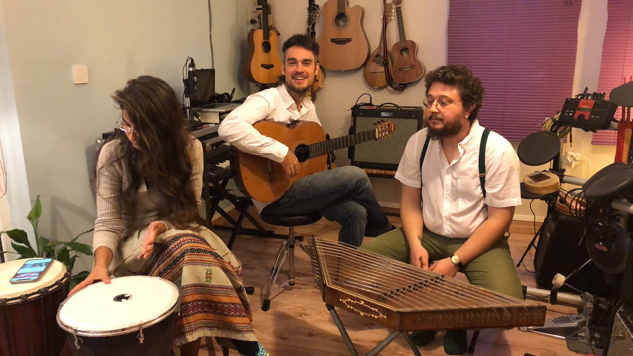 Light in Babylon living room Live