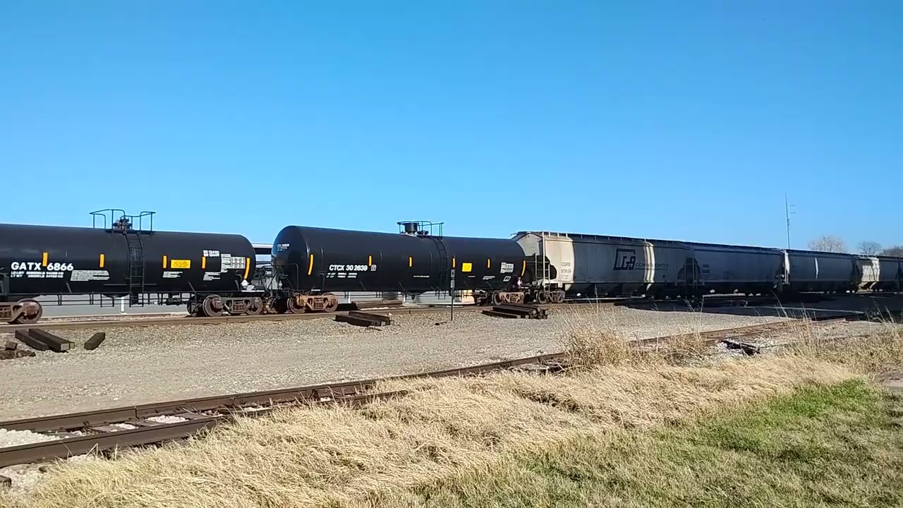 BNSF Nb H-DAYGAL with H2 5211 leading and H2 5068 on dpu. Temple,Tx. 03/01/2026