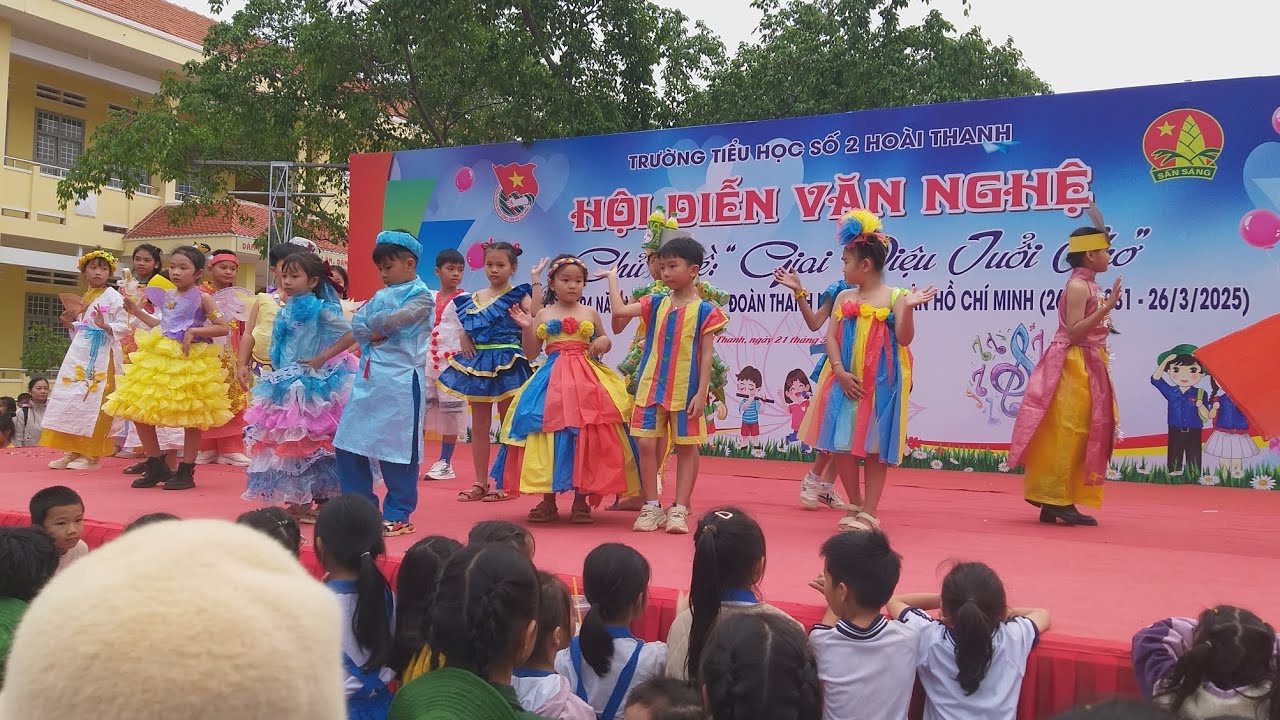 Biểu diễn thời trang bằng những vật liệu Tái chế | Trường Tiểu Học Số 2 Hoài Thanh