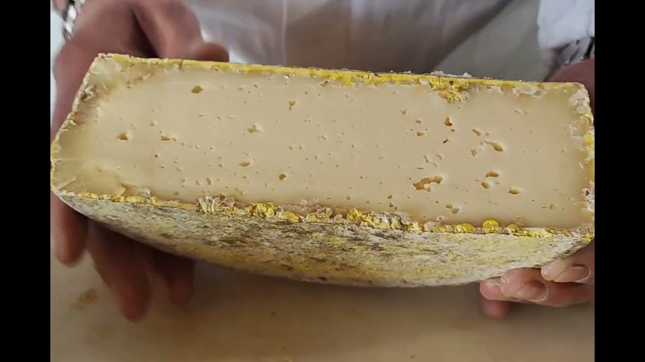 Gianluca degusta la Toma Valsesia formaggio storico e moneta di scambio @ilmangiaweb La Giuncá
