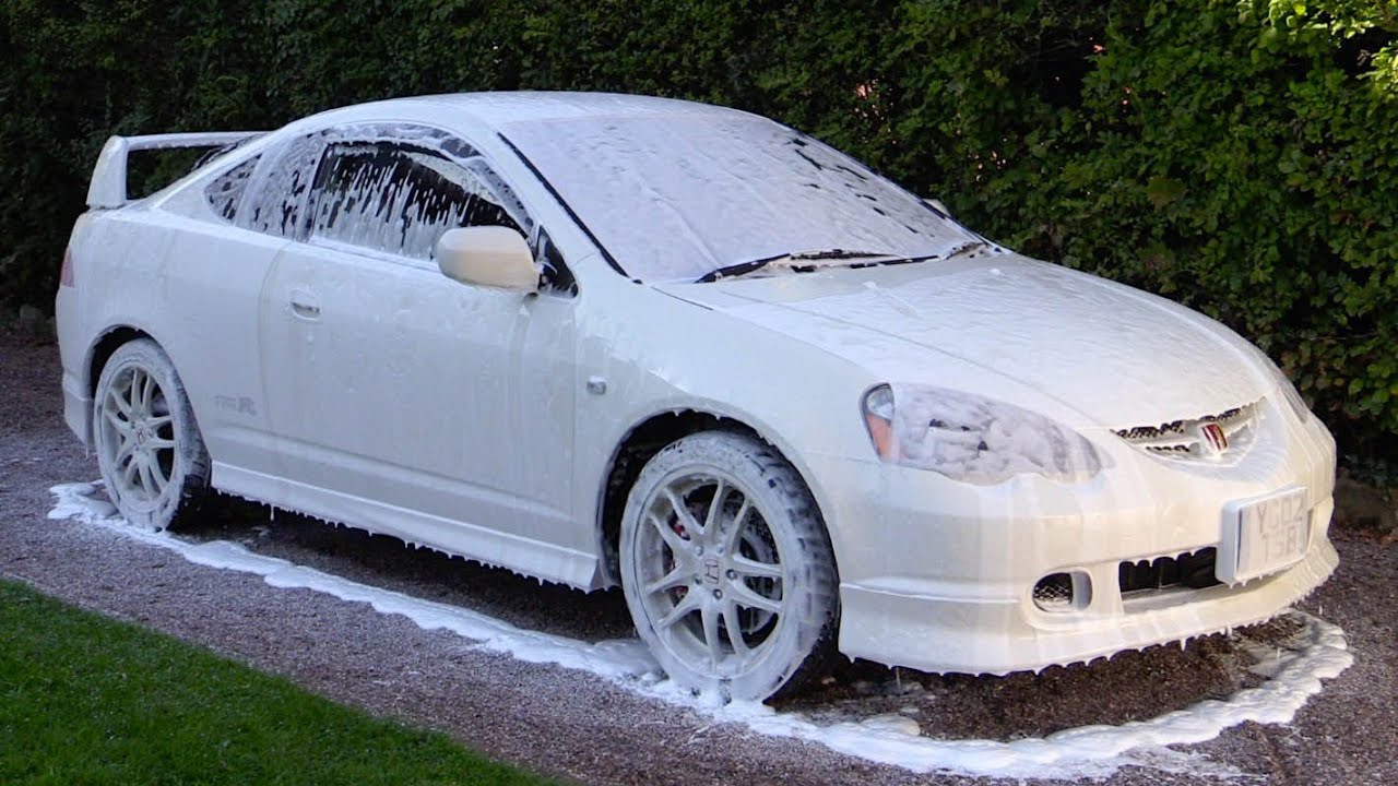 Предпродажная подготовка недавно импортированного автомобиля Honda Integra Type R.