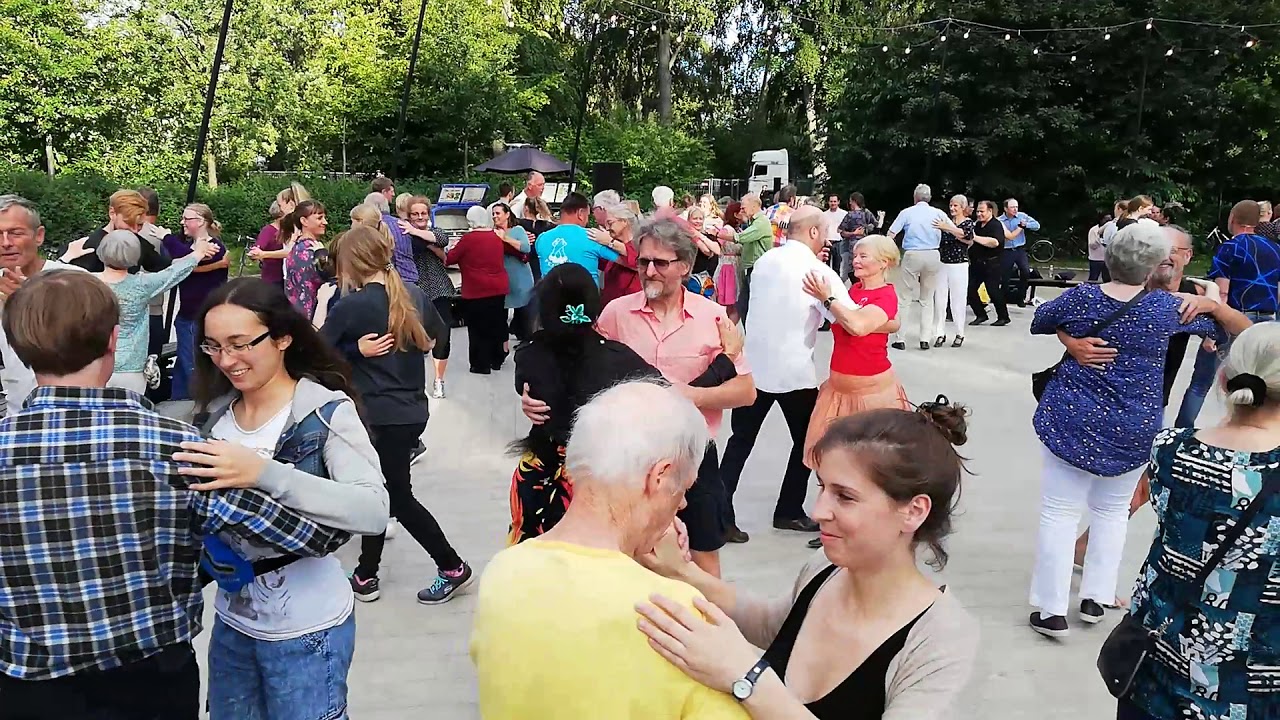 Sekstur fra Nordfyn (DK) Dansk folkedans / Sommerdans i Fælledparken/København