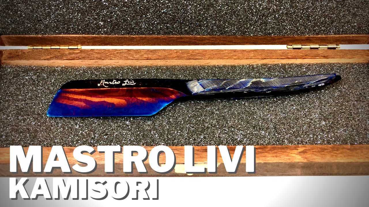 Il Kamisori in acciaio damasco al carbonio ritorto colorato di Mastro Livi, l'artigiano dei rasoi