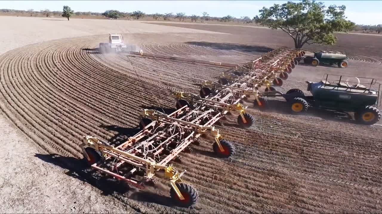 世界上最大的空气播种机，播种全长65米，一分钟撒种16亩