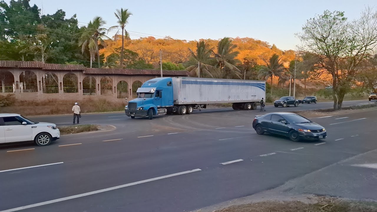 Camión demasiado grande. Entrada a termos del rio 🇸🇻 