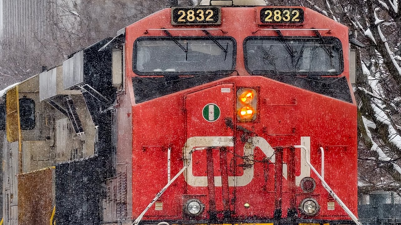 🚆CN G875 passing Old port of Montreal with  a Horn salute!!