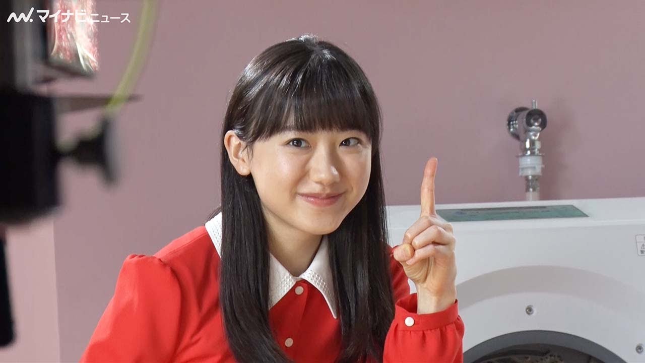 芦田愛菜、朱色のクラシカルなロングワンピースでコミカルな動き CM撮影では手の動きに何度も挑戦⁉︎ 日立ドラム式洗濯乾燥機新CM｢そこで日立！『らくはやきれい』しかも省エネ！篇｣とメイキング
