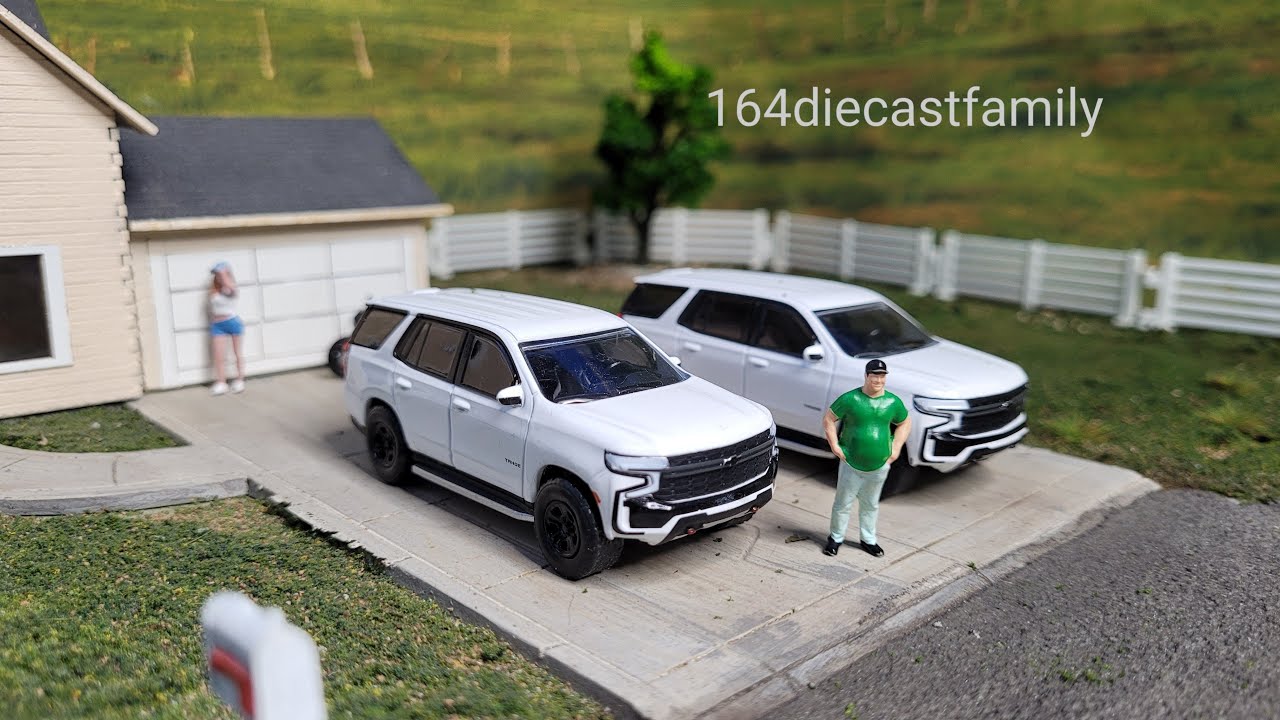 1/64 White chevy Tahoe
