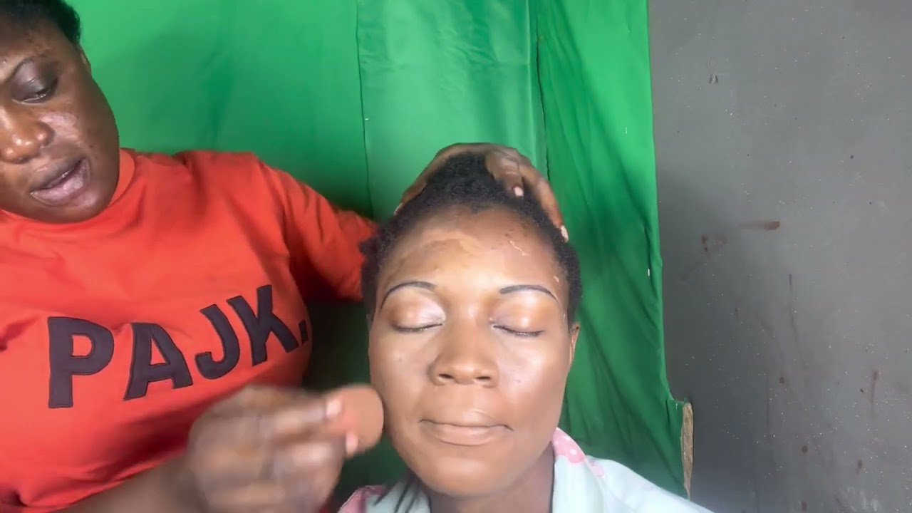 ASMR✨APPLYING EARLY  2000 MAKEUP ON MY COUSIN WITH GUM CRACKING SOUND.