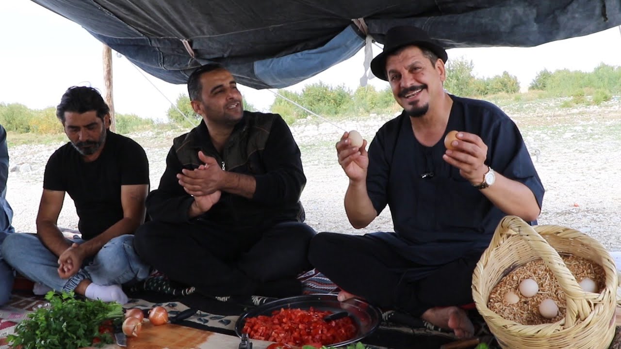 شاهد | طبخ وغناء وأطباق ديرية كثرود البامية واللحم على ضفاف الفرات