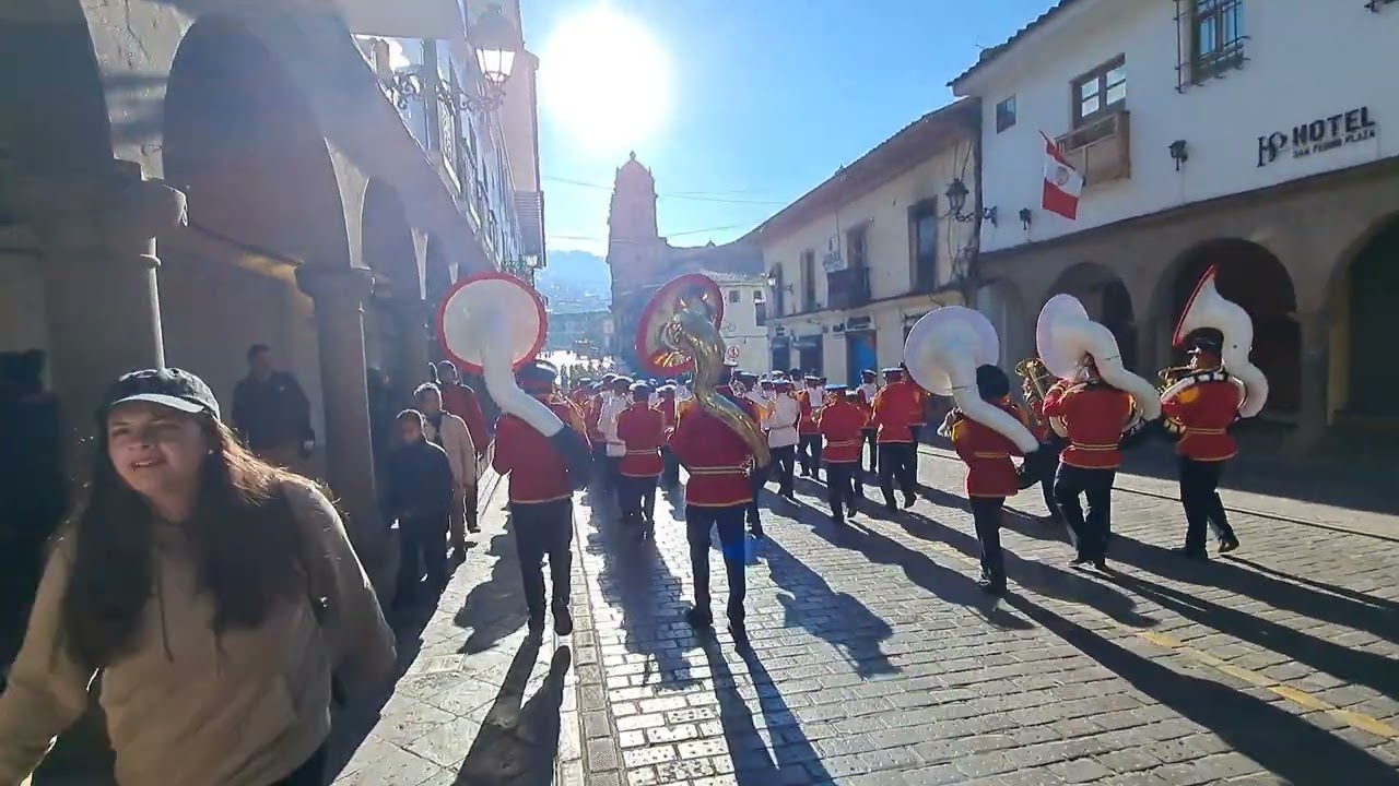 Marcha Bella Ciao Banda Glorioso Colegio Nacional de Ciencias ingreso a Plaza de Armas del Cusco.