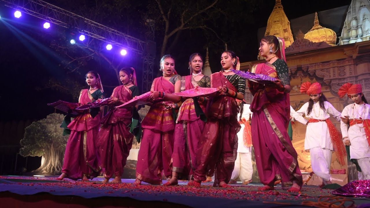 बुंदेली दमोह महोत्सव में विवेकानंद विद्यालय बनवार की छात्राओं की प्रस्तुति 