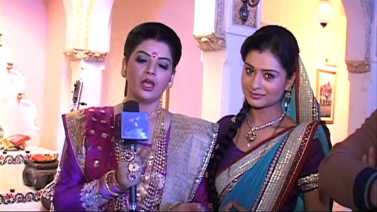 Double Celebration on the Sets of Aakhir Bahu Bhi Toh Beti Hee Hai - Exclusive