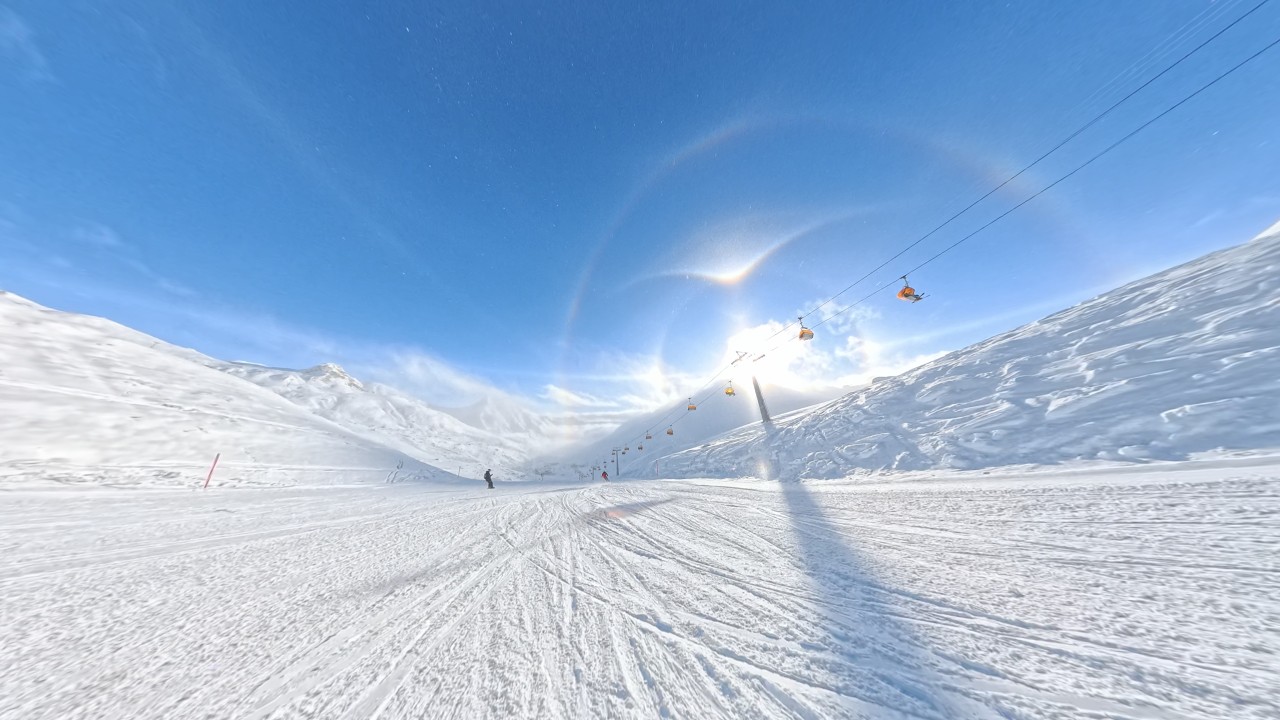 WOW! 😍 It's not a camera glitch ⛷ 4K ⛷ Ischgl | Piste🔵62 #ischgl #skiing #haloeffect