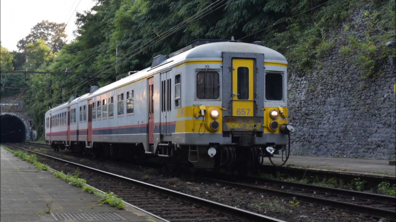 Les train à dans la gare Liège Jonfosse ~Treinen in Luik Jonfosse
