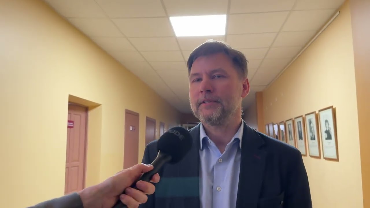 Į Alytaus gimnaziją atvykusi policija aiškinosi su profsąjungos pirmininku Andriumi Navicku