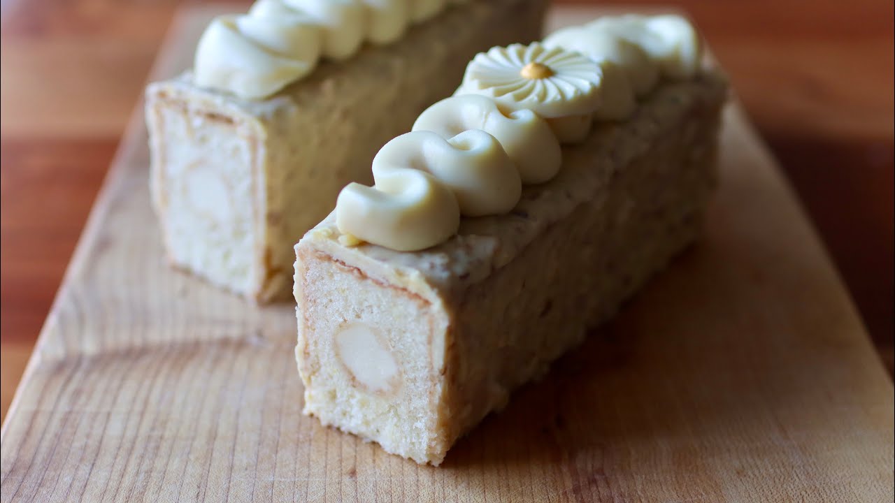 It looks FANCY but it's so EASY to make! LEMON TRAVEL CAKE