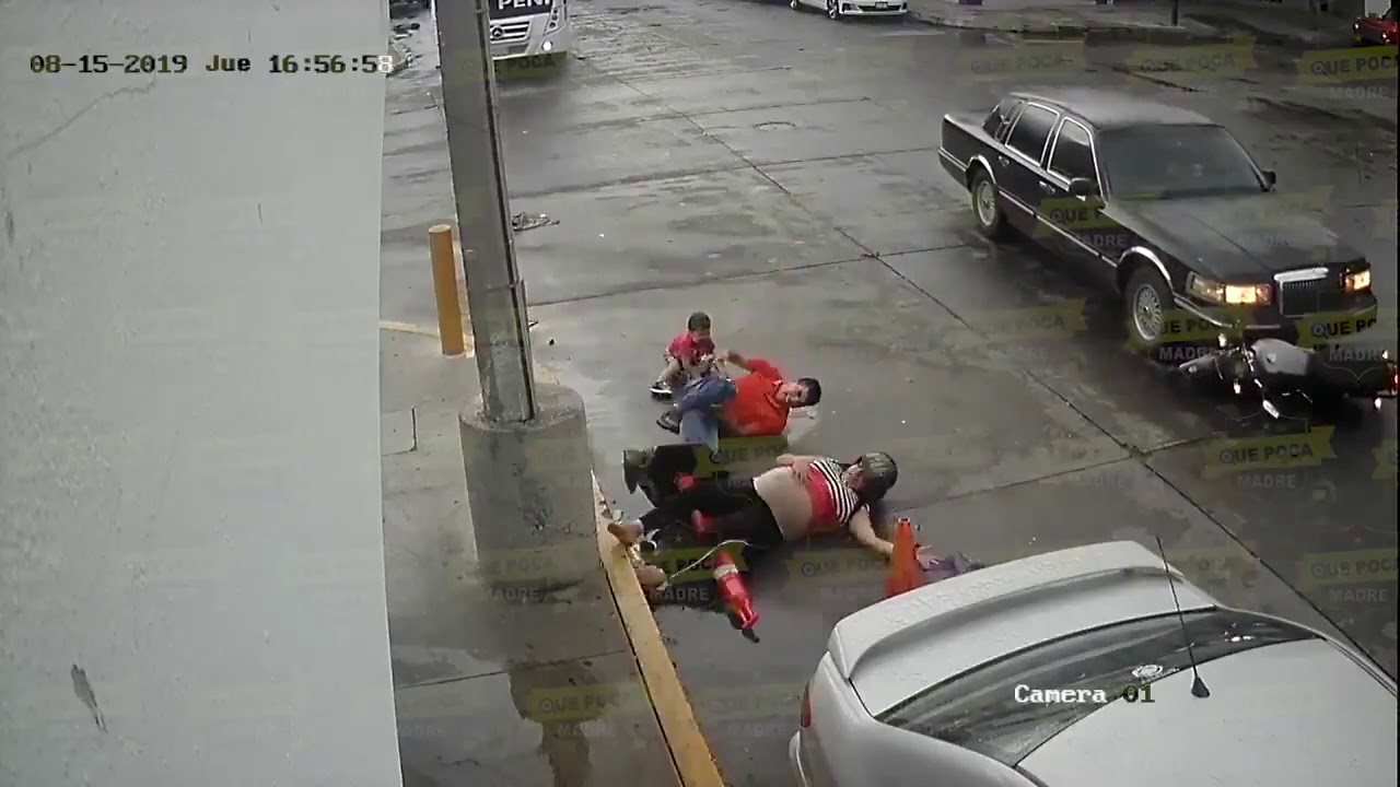 Auto embiste moto con embarazada y ni&ntilde;o abordo