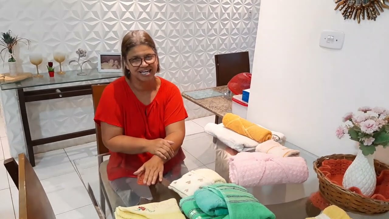 COMO DOBRAR TOALHAS DE BANHO E ROSTO.