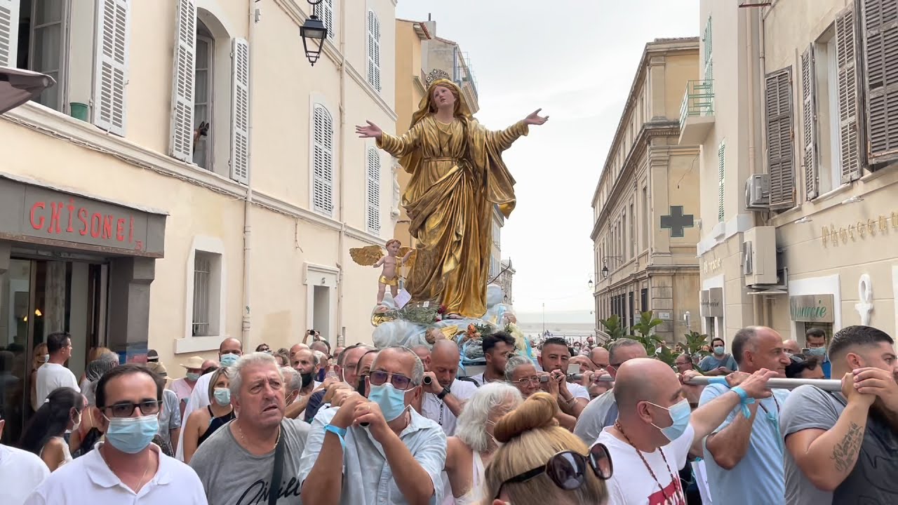Assomption : les Marseillais à la rencontre de la Vierge Marie dans les rues du Panier