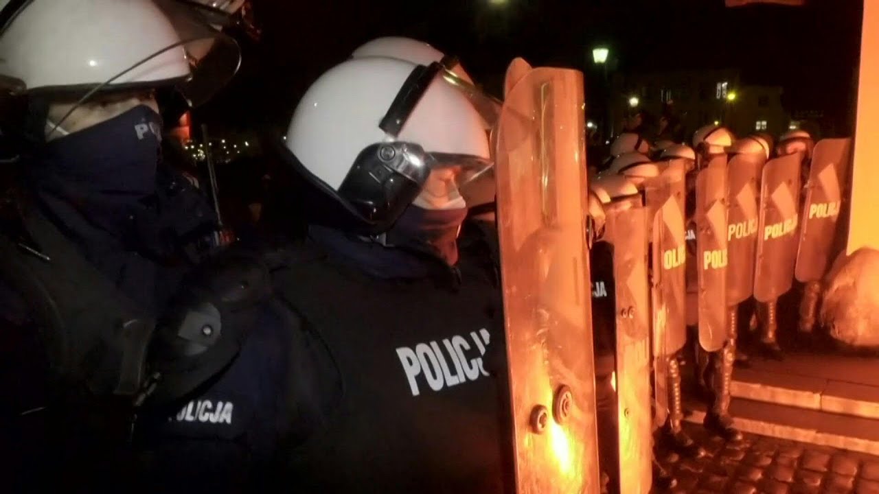 Riot police intervene as nationalists disrupt Poland abortion rights rally | AFP