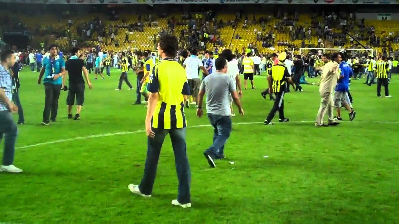 fenerbahçe shaktar donetsk Aziz Yıldırım protestosu saha içi görüntüler...