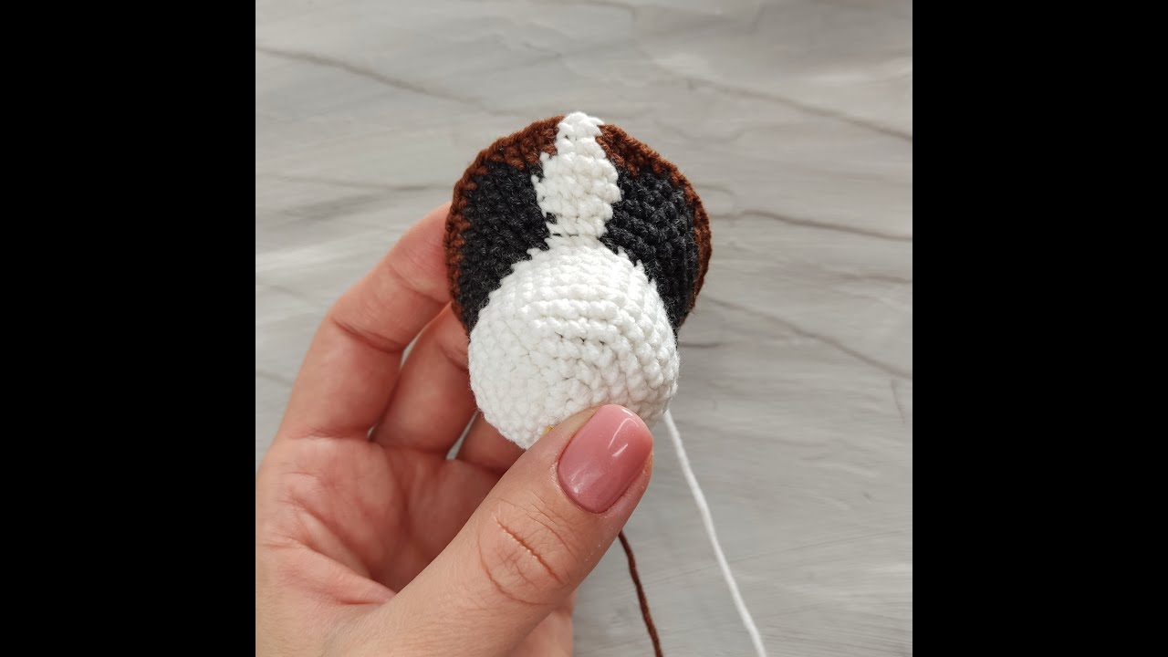 Changing the color of the yarn when crocheting the head of a boxer dog