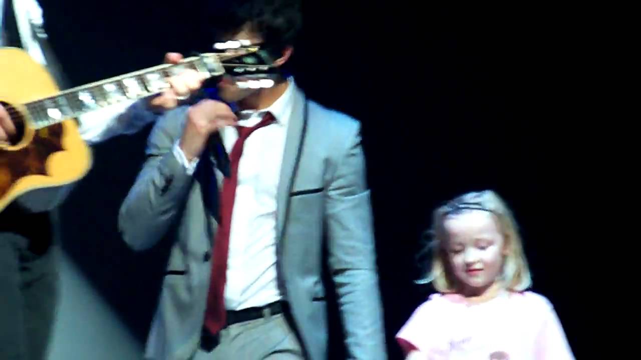 Jonas Brothers 21/11 Wembley Arena-I gotta find you-Joe brings girl on stage! HD