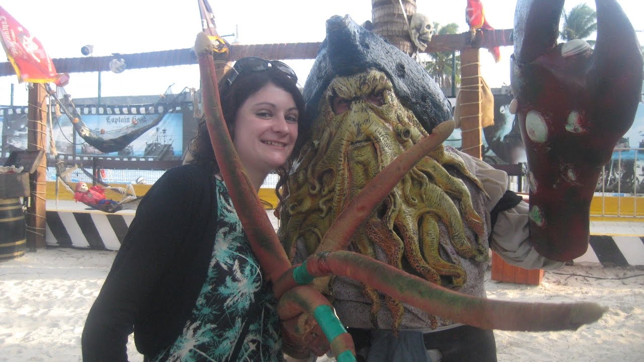 CAPITAN HOOK, CANCUN | Getting drunk on a pirate ship!