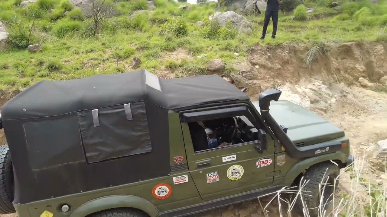 Gypsys squeezing through boulders, Achalu Betta Off Road